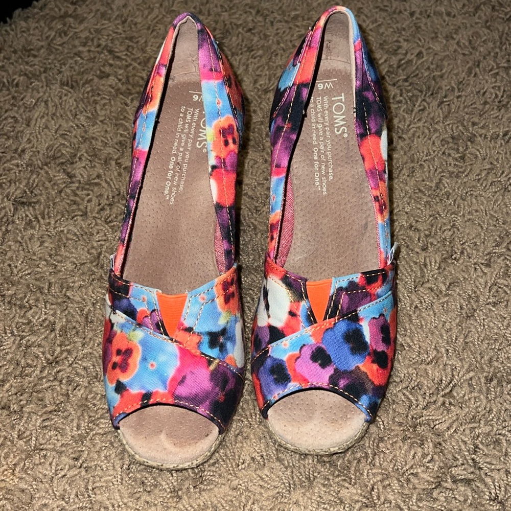 Tom’s Shoes - Stella Wedge Size 6